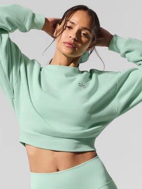 Alo Cropped Crew Sweatshirt in Mint accolade